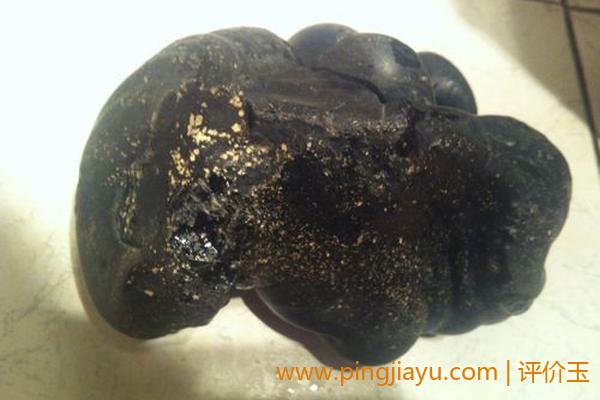 火成岩形成的黑色石头