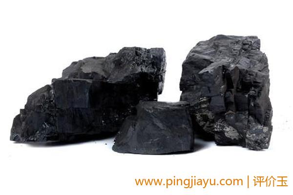 变质岩形成的黑色石头